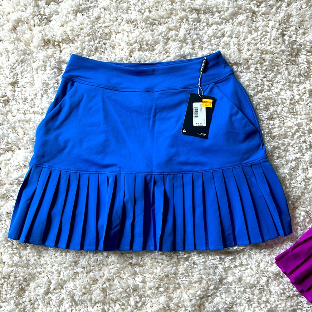 Women’s Under Armour Golf Skirt with built in shorts. XS, brand new.